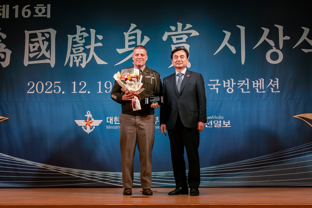 2nd Combat Aviation Brigade Receives U.S.–ROK Alliance Award