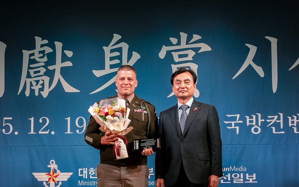 2nd Combat Aviation Brigade Receives U.S.–ROK Alliance Award