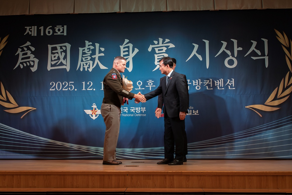 2nd Combat Aviation Brigade Receives U.S.–ROK Alliance Award