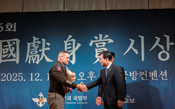 2nd Combat Aviation Brigade Receives U.S.–ROK Alliance Award