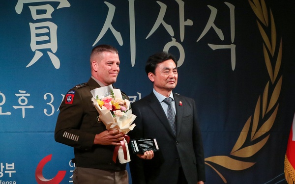 2nd Combat Aviation Brigade Receives U.S.–ROK Alliance Award
