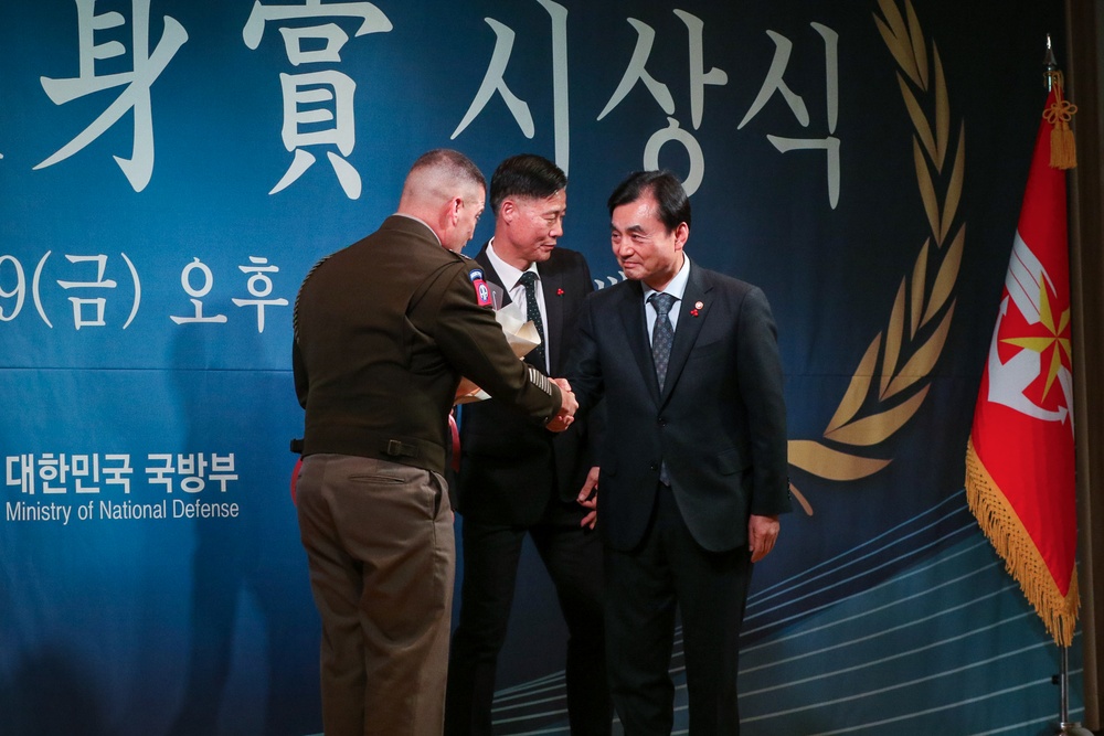 2nd Combat Aviation Brigade Receives U.S.–ROK Alliance Award