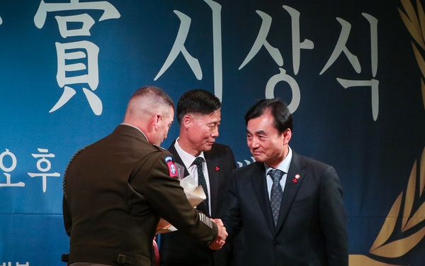 2nd Combat Aviation Brigade Receives U.S.–ROK Alliance Award