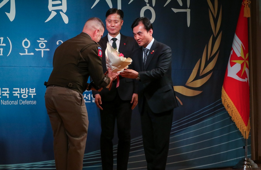 2nd Combat Aviation Brigade Receives U.S.–ROK Alliance Award