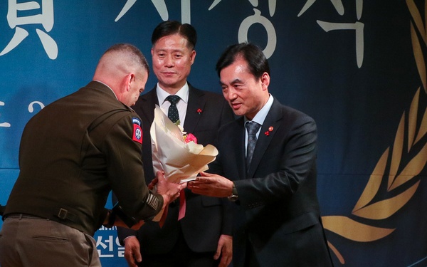 2nd Combat Aviation Brigade Receives U.S.–ROK Alliance Award