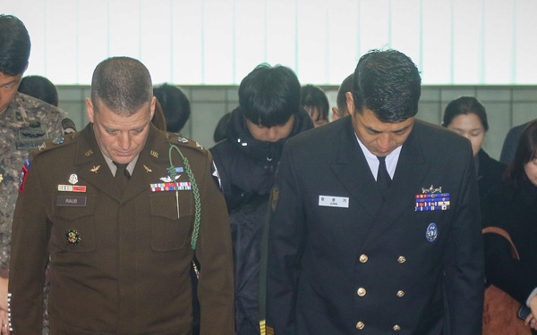 2nd Combat Aviation Brigade Receives U.S.–ROK Alliance Award