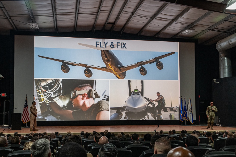 CSAF, CMSAF visit U.S. Central Command