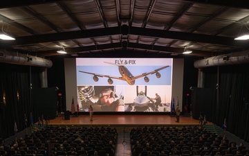 CSAF, CMSAF visit U.S. Central Command