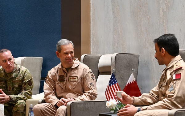 CSAF, CMSAF visit U.S. Central Command