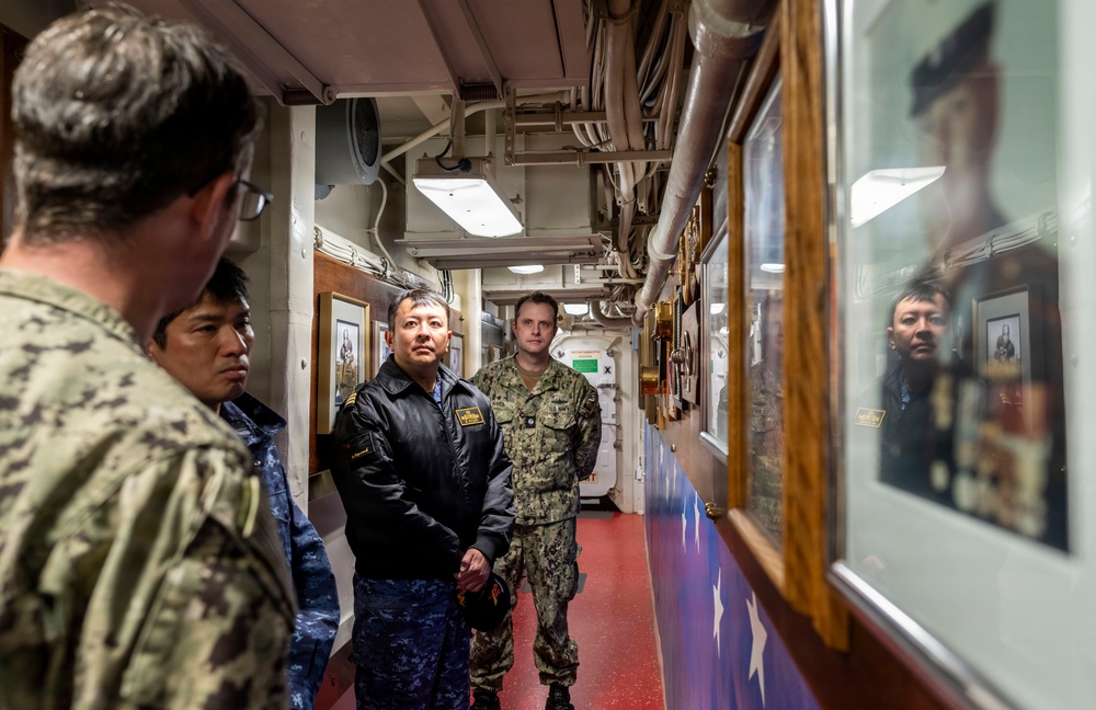 USS Howard (DDG 83) exchanges holiday gifts with sister ship JS Ikazuchi (DD 107)