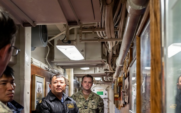 USS Howard (DDG 83) exchanges holiday gifts with sister ship JS Ikazuchi (DD 107)