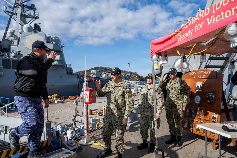 USS Howard (DDG 83) exchanges holiday gifts with sister ship JS Ikazuchi (DD 107)