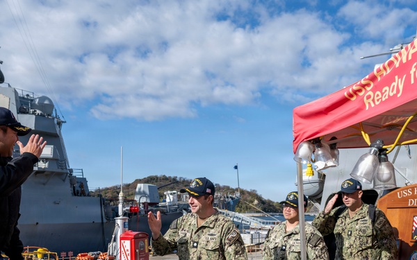 USS Howard (DDG 83) exchanges holiday gifts with sister ship JS Ikazuchi (DD 107)