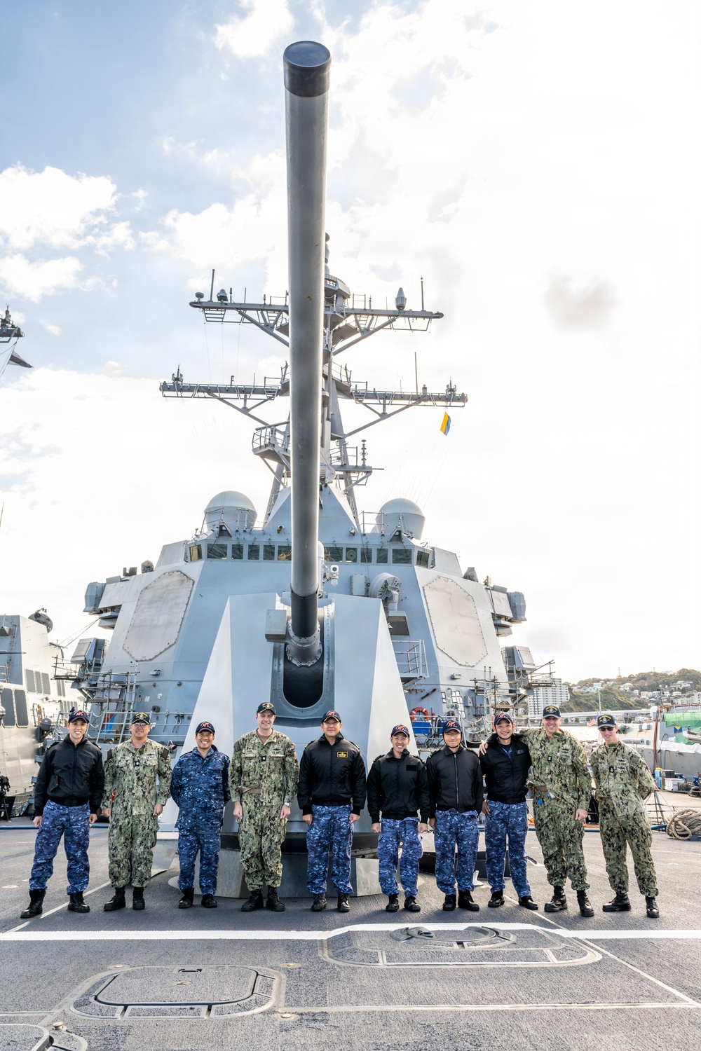 USS Howard (DDG 83) exchanges holiday gifts with sister ship JS Ikazuchi (DD 107)