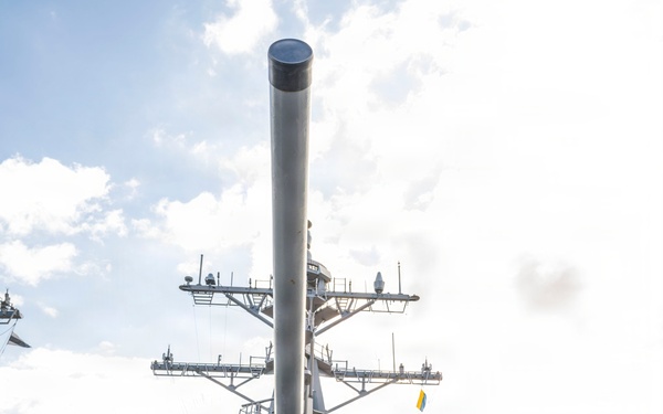 USS Howard (DDG 83) exchanges holiday gifts with sister ship JS Ikazuchi (DD 107)