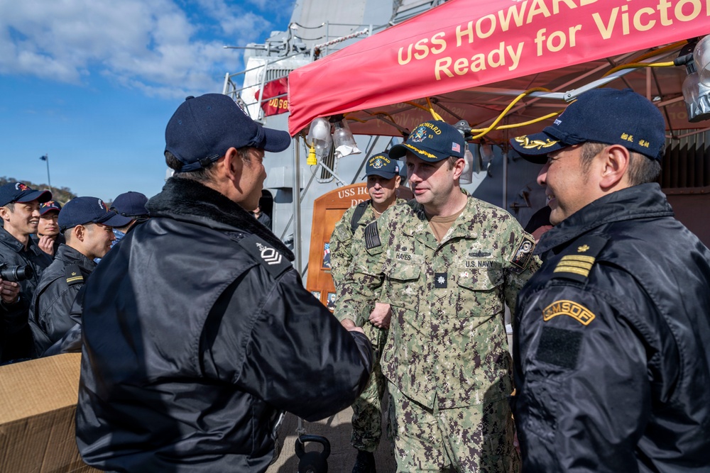 USS Howard (DDG 83) exchanges holiday gifts with sister ship JS Ikazuchi (DD 107)