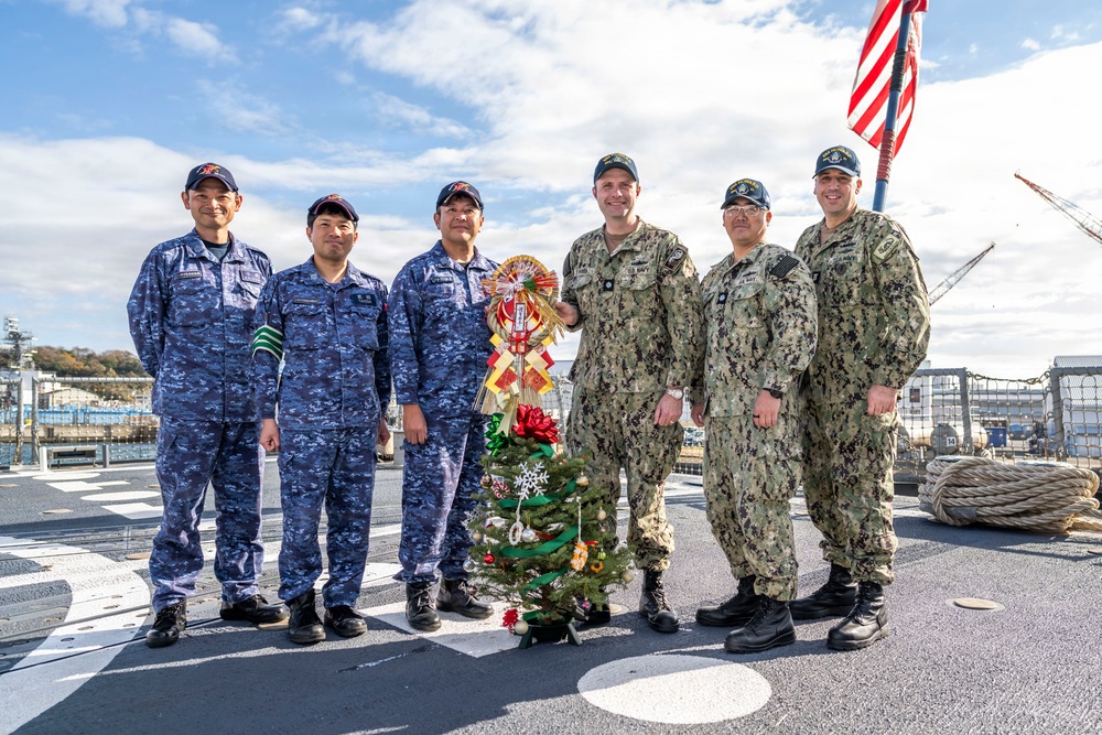 USS Howard (DDG 83) exchanges holiday gifts with sister ship JS Ikazuchi (DD 107)