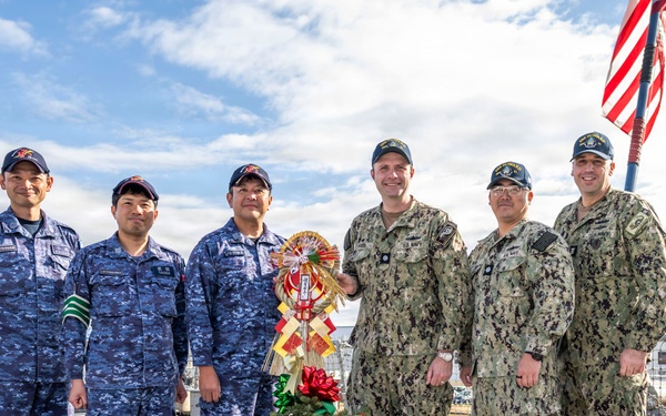 USS Howard (DDG 83) exchanges holiday gifts with sister ship JS Ikazuchi (DD 107)
