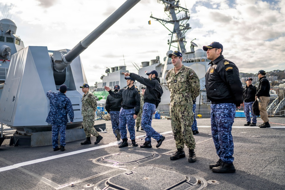 USS Howard (DDG 83) exchanges holiday gifts with sister ship JS Ikazuchi (DD 107)