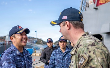 USS Howard (DDG 83) exchanges holiday gifts with sister ship JS Ikazuchi (DD 107)