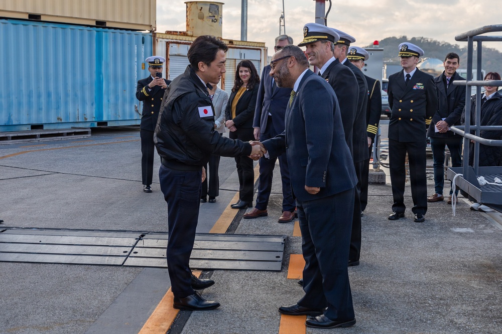 USS Seawolf (SSN 21) hosts a tour for Japan’s Minister of Defense