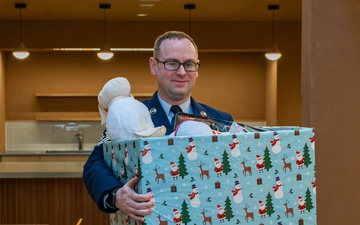Mizuho Toy Drive: 374 MXG Airmen spread holiday cheer