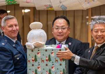 Mizuho Toy Drive: 374 MXG Airmen spread holiday cheer