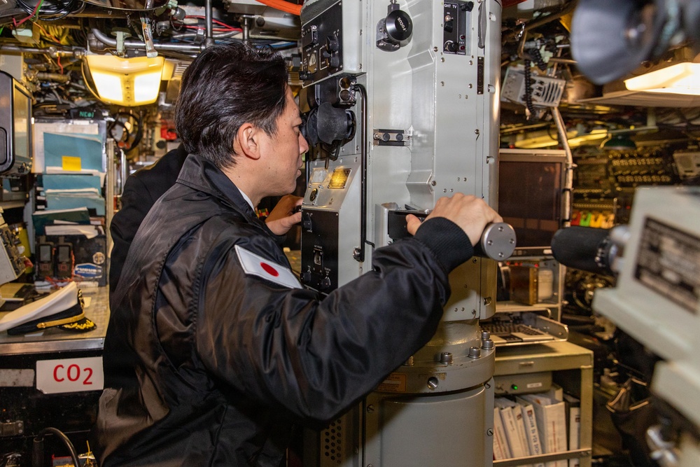 USS Seawolf (SSN 21) hosts a tour for Japan’s Minister of Defense