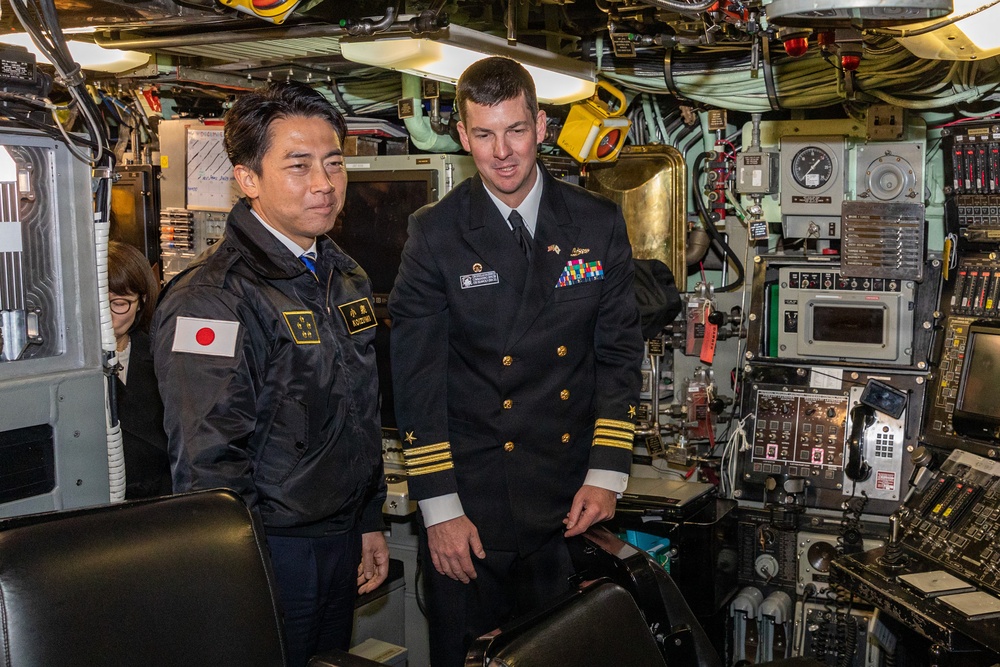 USS Seawolf (SSN 21) hosts a tour for Japan’s Minister of Defense