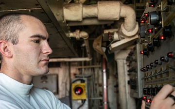 USS Mitscher (DDG 57) junior officer operates RAST system in LSO shack