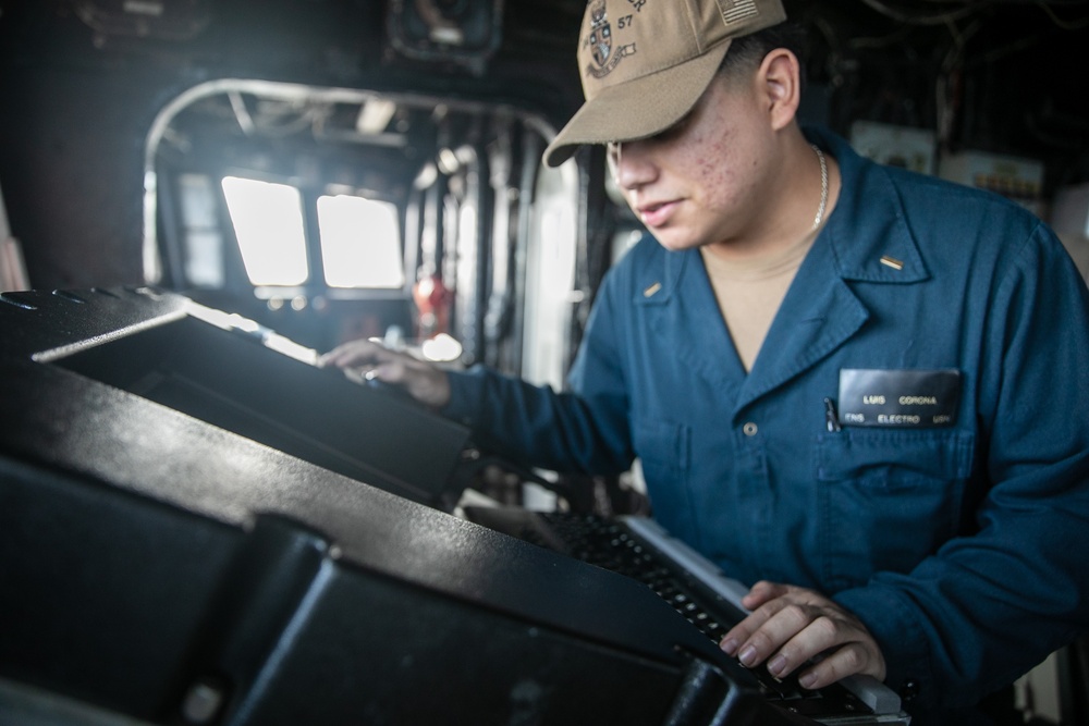 USS Mitscher (DDG 57) junior officer views navigation monitor in ship bridge