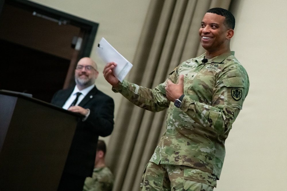 ‘One team, one mission’: DLA Distribution commanding general charts course for modernization, readiness during town hall