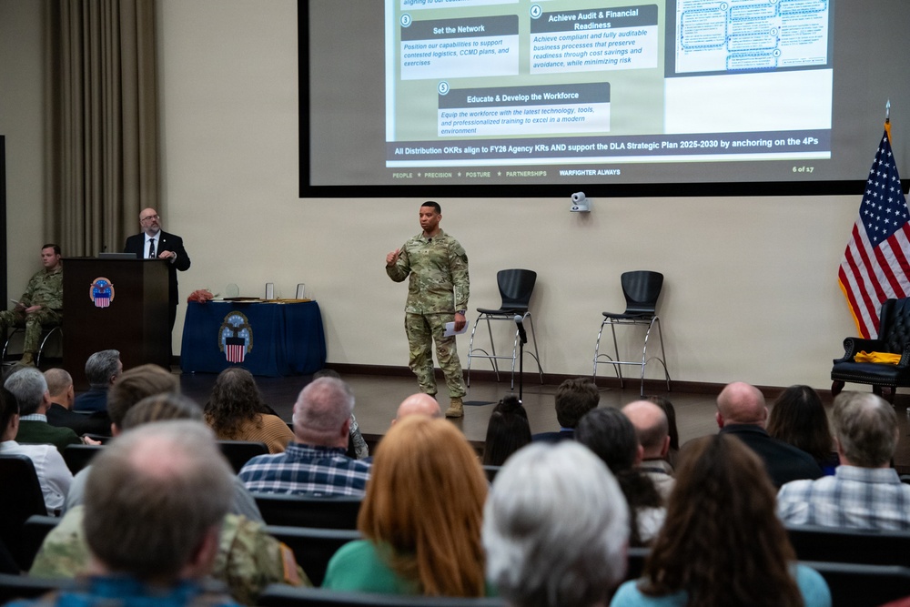 ‘One team, one mission’: DLA Distribution commanding general charts course for modernization, readiness during town hall