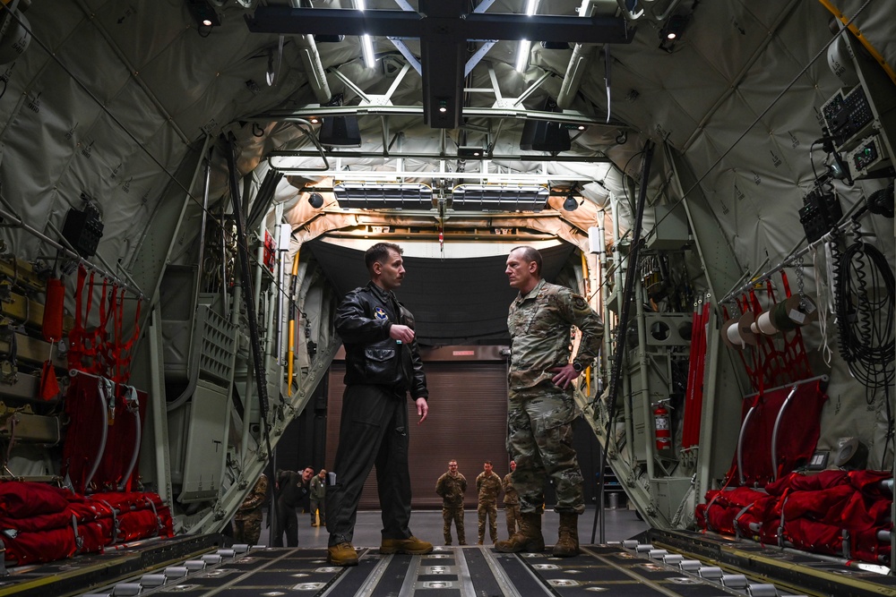 21st AF and USAFEC command team visits Team Little Rock