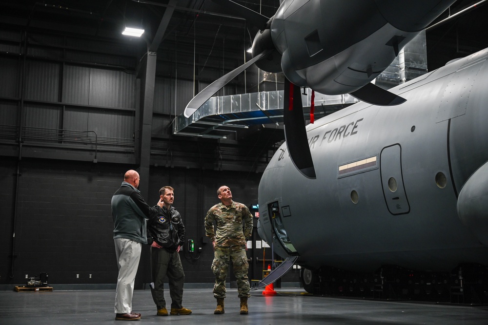 21st AF and USAFEC command team visits Team Little Rock