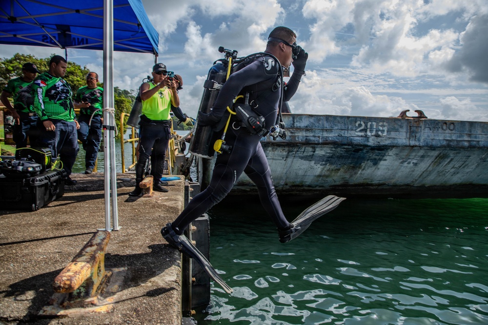 U.S. Navy and Panamanian services dive together during a Salvage Exercise