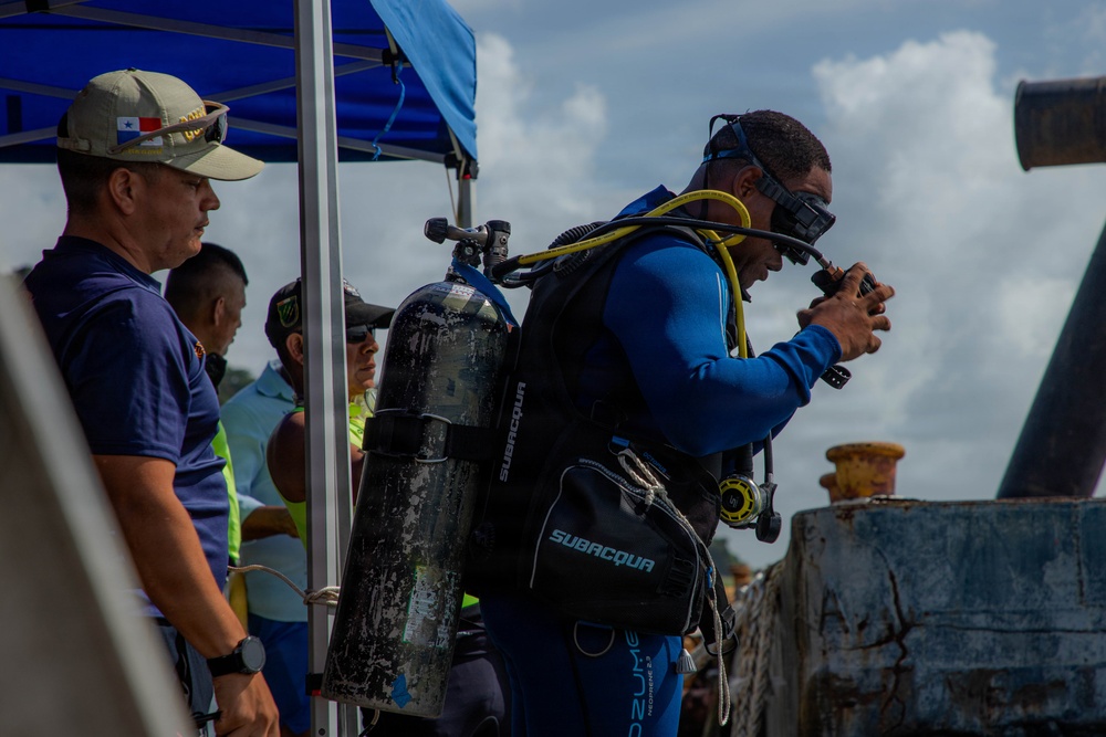 U.S. Navy and Panamanian services dive together during a Salvage Exercise