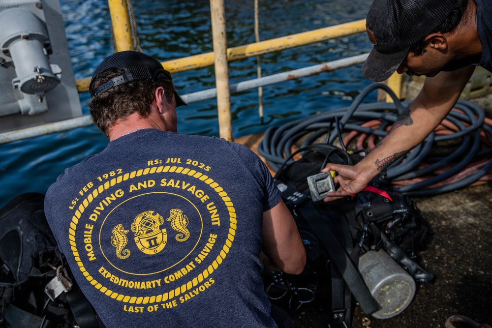 U.S. Navy and Panamanian services dive together during a Salvage Exercise