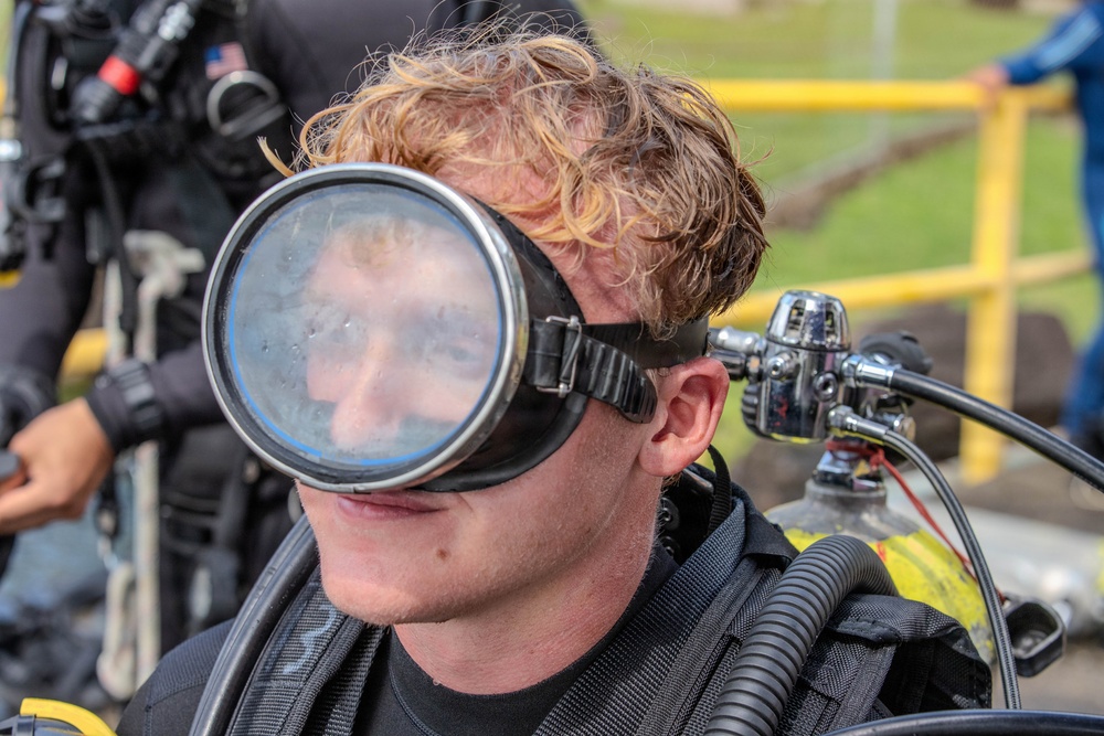 U.S. Navy and Panamanian services dive together during a Salvage Exercise