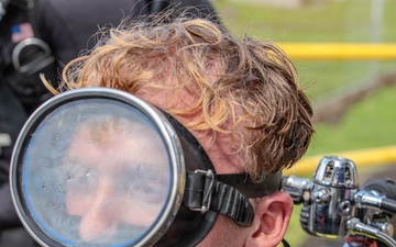 U.S. Navy and Panamanian services dive together during a Salvage Exercise