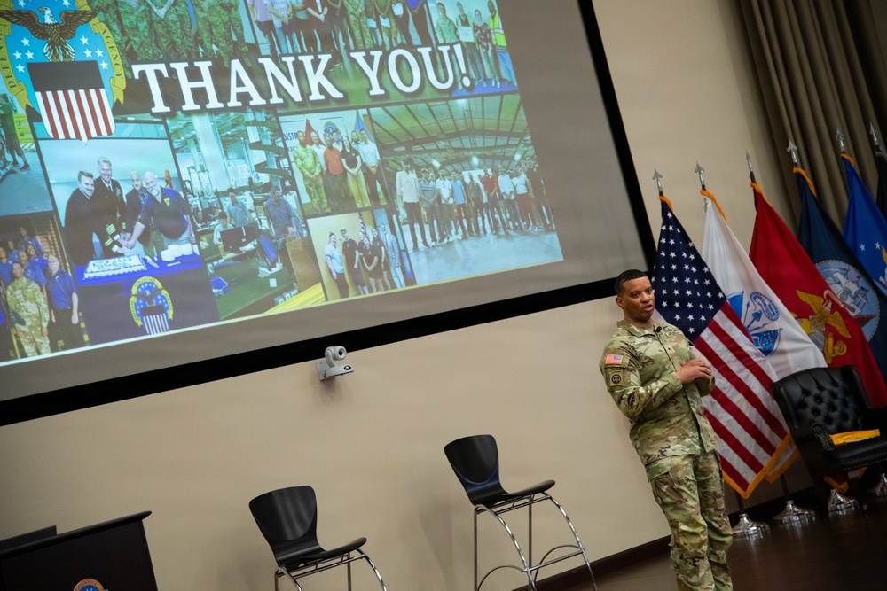 ‘One team, one mission’: DLA Distribution commanding general charts course for modernization, readiness during town hall