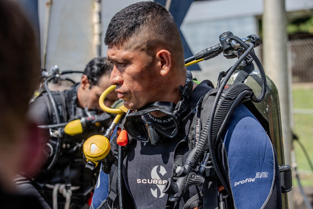 U.S. Navy and Panamanian services dive together during a Salvage Exercise