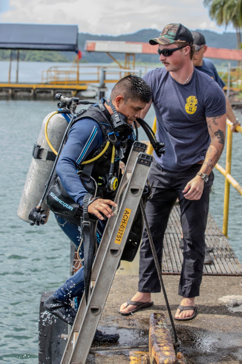 U.S. Navy and Panamanian services dive together during a Salvage Exercise