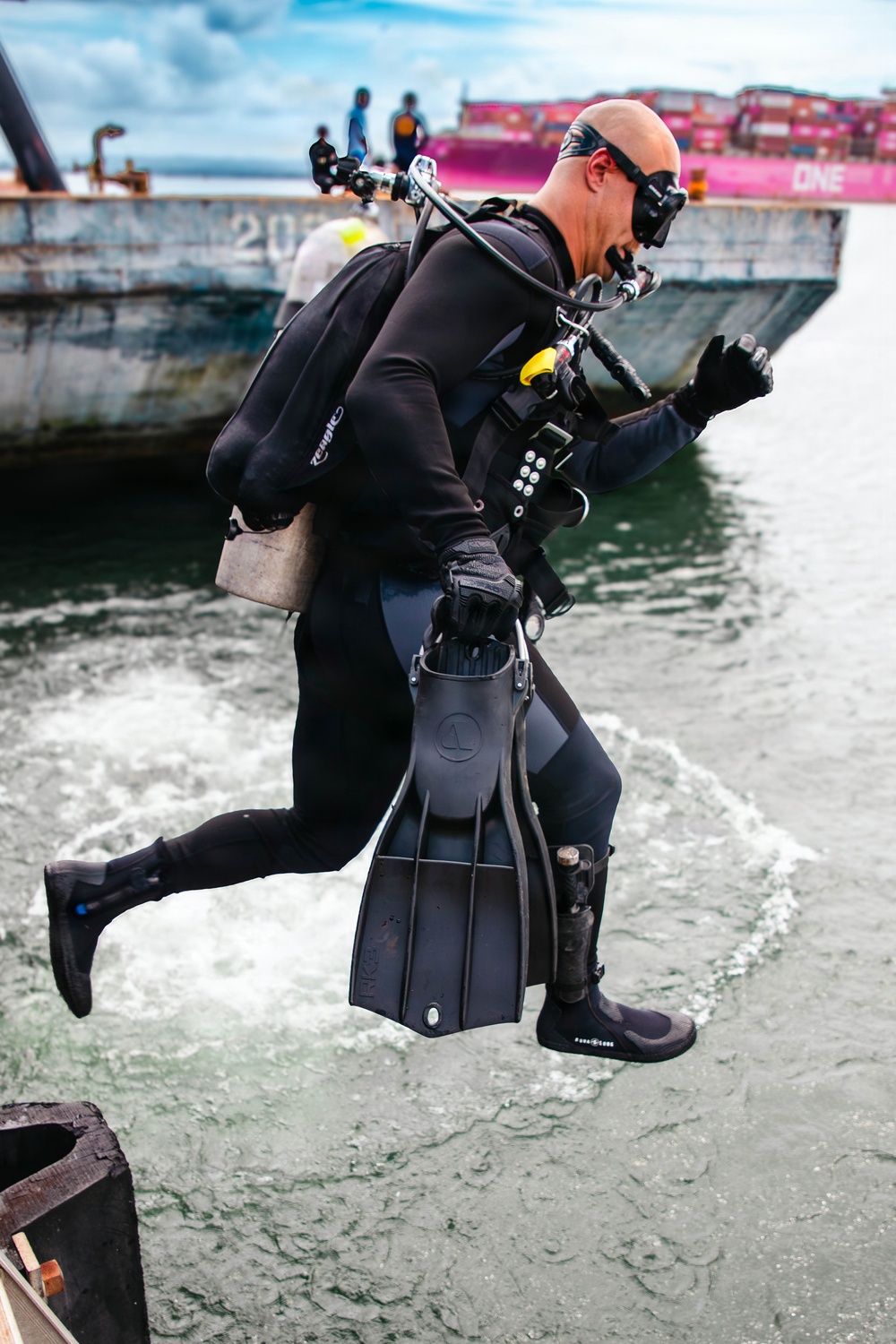 U.S. Navy and Panamanian services dive together during a Salvage Exercise