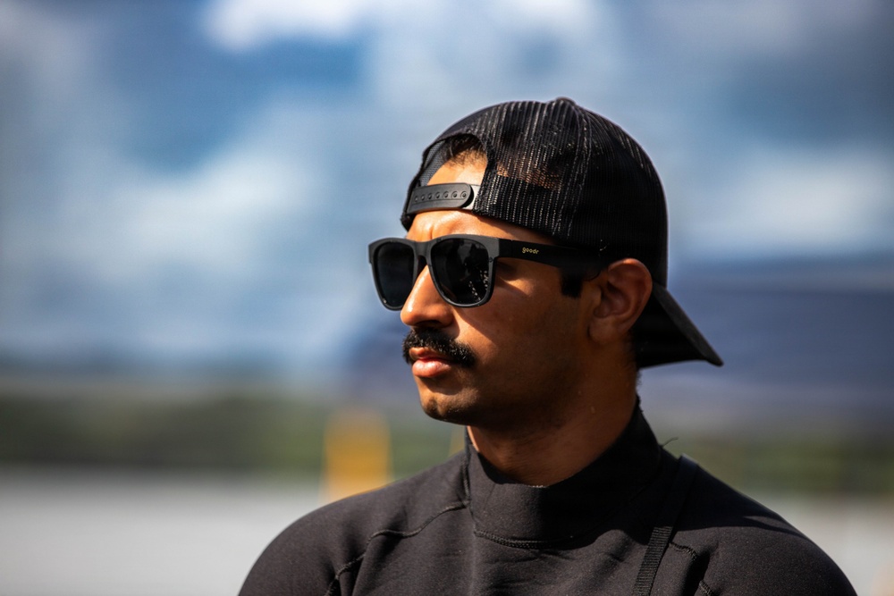 U.S. Navy and Panamanian services dive together during a Salvage Exercise