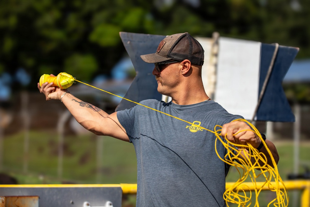 U.S. Navy and Panamanian services dive together during a Salvage Exercise