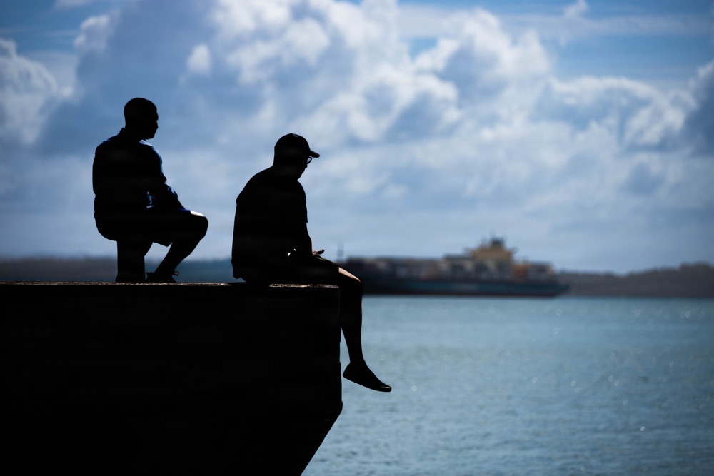 U.S. Navy and Panamanian services dive together during a Salvage Exercise
