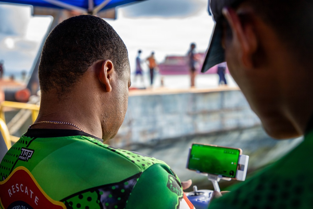 U.S. Navy and Panamanian services dive together during a Salvage Exercise