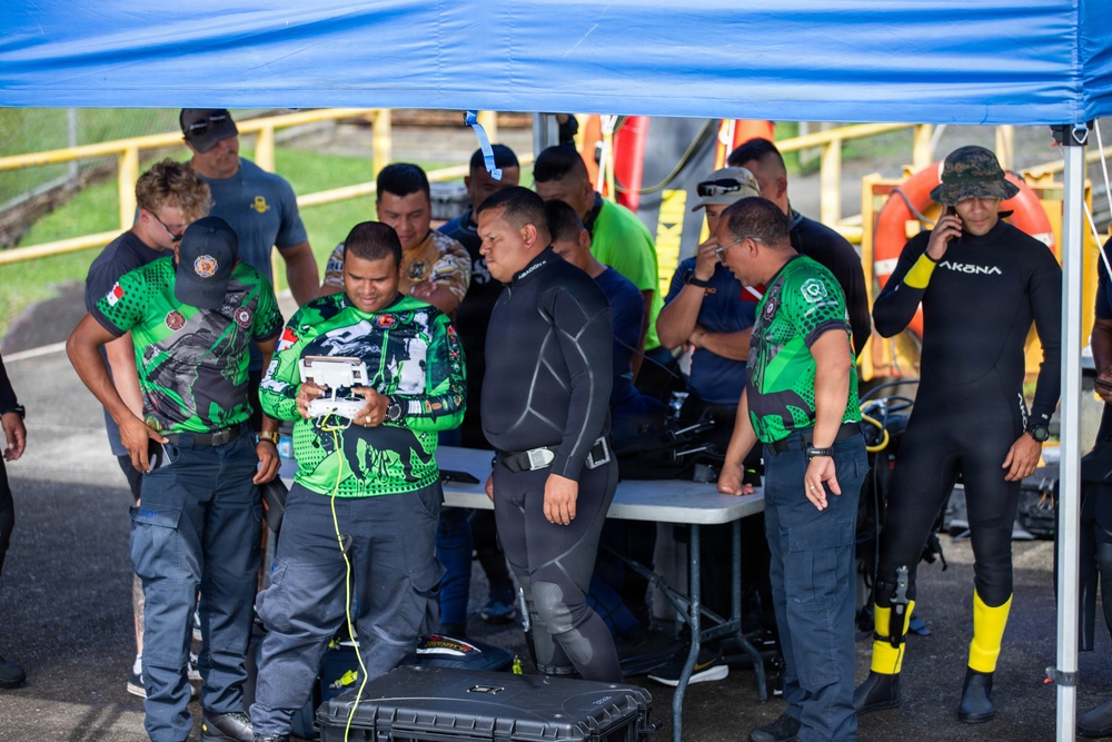 U.S. Navy and Panamanian services dive together during a Salvage Exercise