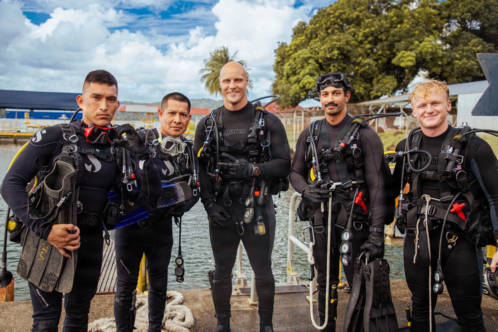 U.S. Navy and Panamanian services dive together during a Salvage Exercise